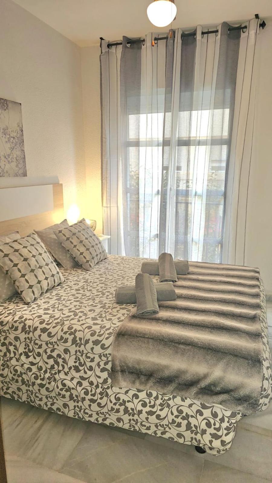 Ideal Holiday Apartment One Bedroom City Center Málaga Buitenkant foto
