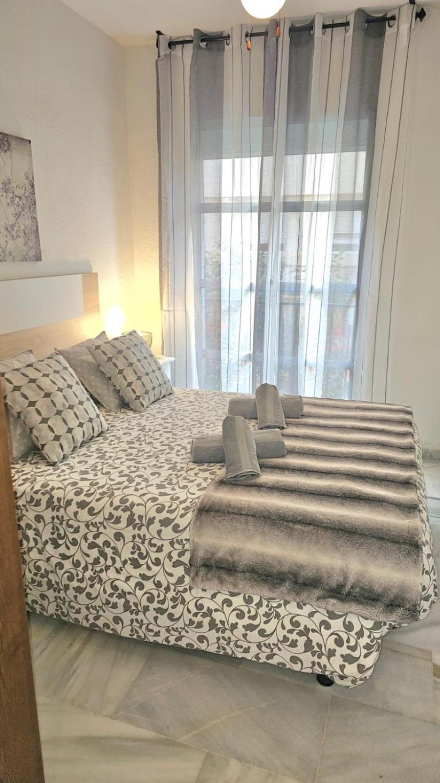 Ideal Holiday Apartment One Bedroom City Center Málaga Buitenkant foto